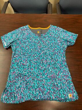 Carhartt Printed Short Sleeve V-Neck Scrub Top Size Small